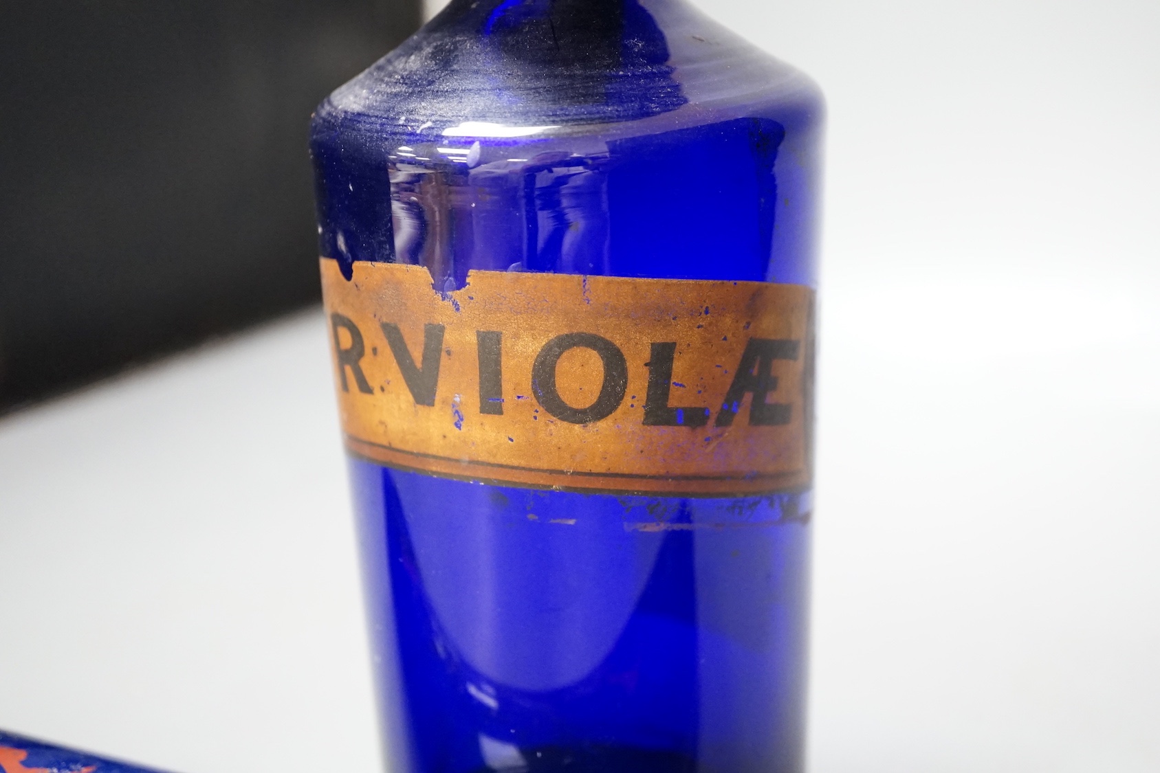 A Victorian cobalt blue glass apothecary jar and a rolling pin (2)